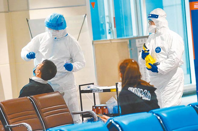 新冠疫情趋缓，开放移工来台，入境需依规定採检，但高雄医疗团队仍向雇主或仲介收取每人1500元的採检行政交通费，为全国最高额。（本报资料照片）