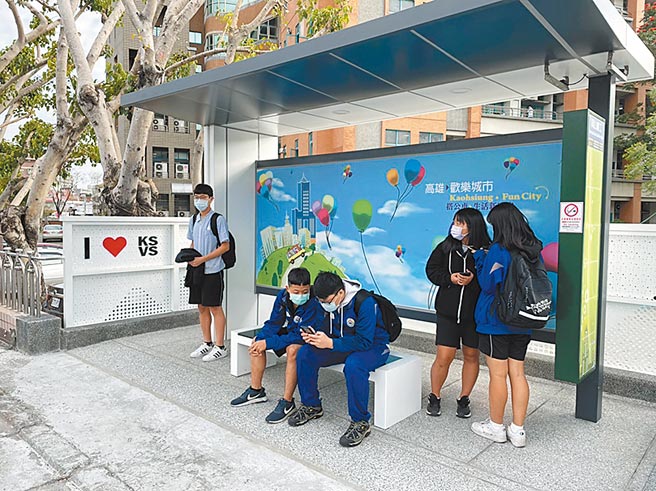 高市冈山农工公车候车亭位台1线，不仅险象环生，学生无法遮风避雨；交通局和校方合作，建置新的候车亭，提供学生安全舒适的候车空间。（高市交通局提供／石秀华高雄传真）