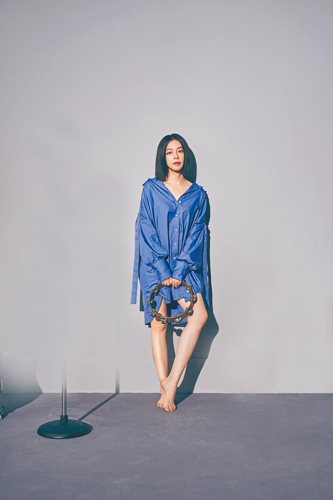 徐若瑄日前拍攝新歌MV，身穿一襲長版襯衫，打造清新造型。（索尼音樂提供）