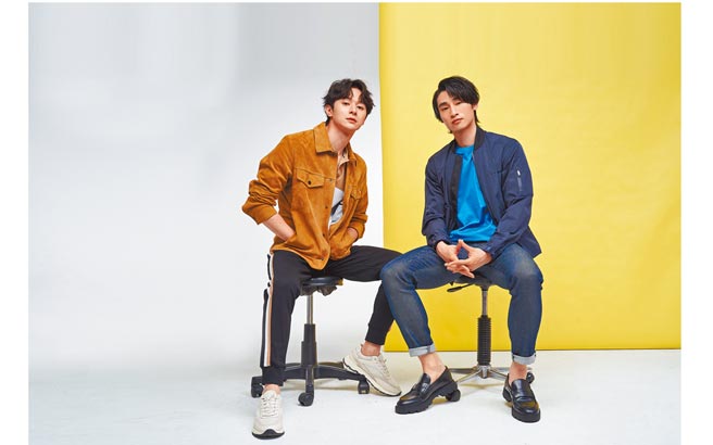 張軒睿（左）穿上Boss卡其色麂皮外套2萬1900元、拼色Polo衫5700元、黑色條紋飾邊厚棉長褲7400元、米色球鞋9900元；章廣辰（右）穿上Porsche Boss聯名款夾克1萬7400元、藍色T恤上衣4800元、深藍牛仔褲9900元、黑色樂福鞋1萬900元。（JOJ Photo攝）