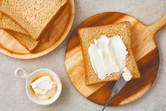 「未来吐司」减醣79％，吃起来更健康。（起士公爵提供）