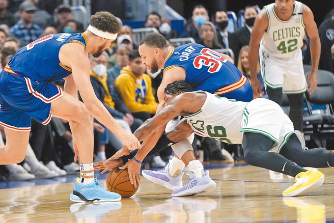 塞爾提克史馬特（右下）飛身搶球，不慎壓傷勇士射手柯瑞（中）的腳踝。（美聯社）