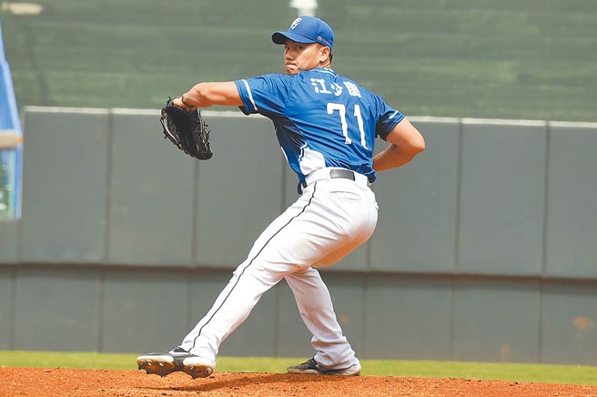 富邦悍將江少慶在自辦熱身賽第2度先發，投3局挨1發2分炮。（富邦悍將 提供）