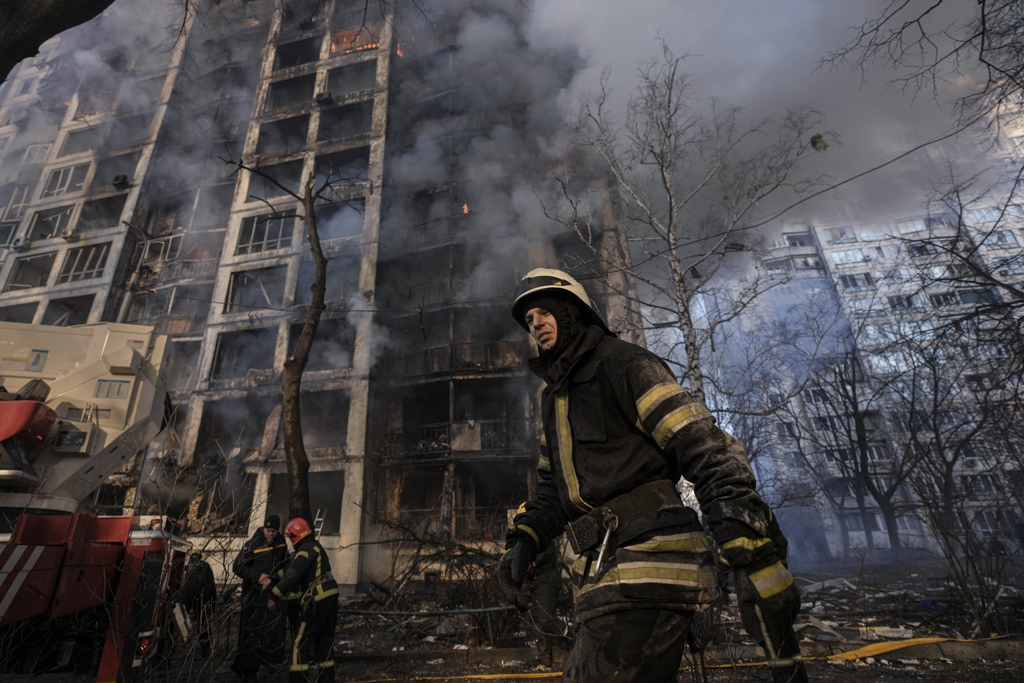 俄军15日轰炸乌克兰首都基辅住宅区，摧毁公寓大楼，消防人员忙着灌救。（美联社）(photo:ChinaTimes)