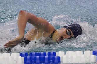 美國跨性別泳將擊敗東奧銀牌 女選手頒獎台抗議