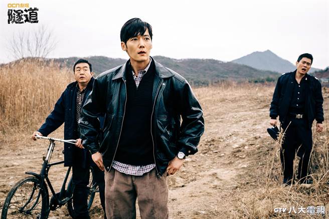 崔振赫在《隧道》中调查30年前连续杀人案。（八大提供）