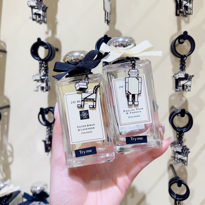 凡于Jo Malone London「JoBots」礼物概念店内购买任一款 100ml 香水，即可获得限定的 JoBots 造型钥匙圈。（邱映慈摄）
