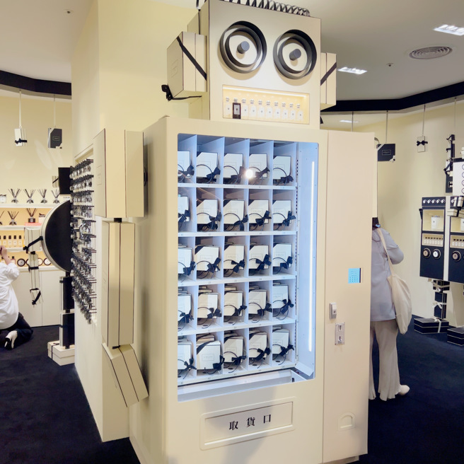 凡于Jo Malone London「JoBots」礼物概念店消费满 NT5,000 元即可玩 JoBots 贩卖机抽取更多惊喜香氛礼，消费满 NT6,000 元还可享有精美 JoBots 限量礼盒包装服务。（邱映慈摄）