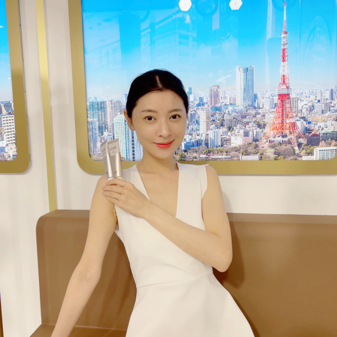 全新ELIXIR怡丽丝尔「小金管」弹润多效美肌乳SP+成分升级，运用独家胶原蛋白保湿成分，赋予肌肤澎润弹力，更加轻盈零负担的质地，全天持妆透亮，若想要防晒同步美白，则推荐入手「小银管」净白多效美肌乳WT+。（邱映慈摄）