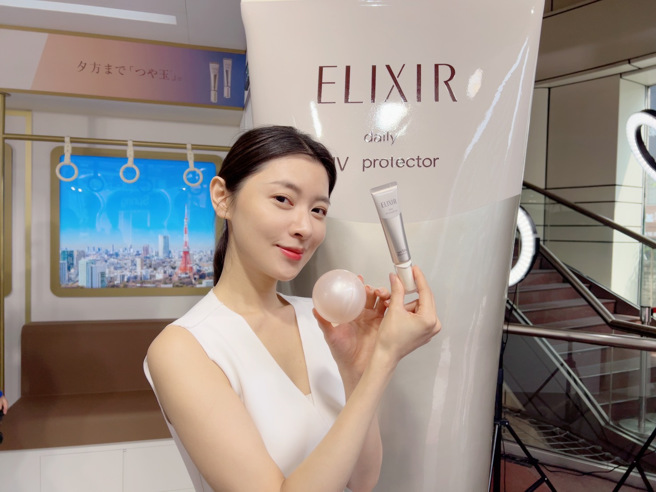 拍照打卡就能玩放大版小金管扭蛋机拿好礼，更有大奖「小金管」正货一支等你带回家。（邱映慈摄）