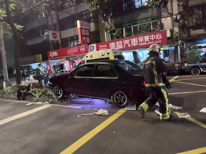 事件在當地引發討論，有民眾認出該車疑似就是近期在當地常出沒的「德東飆車王」，該車常違法飆速，住戶們都很頭痛。（翻攝照片）