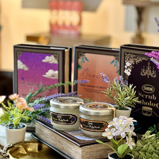 SABON薰衣草精油身体磨砂膏、天竺葵精油身体磨砂膏。（邱映慈摄）