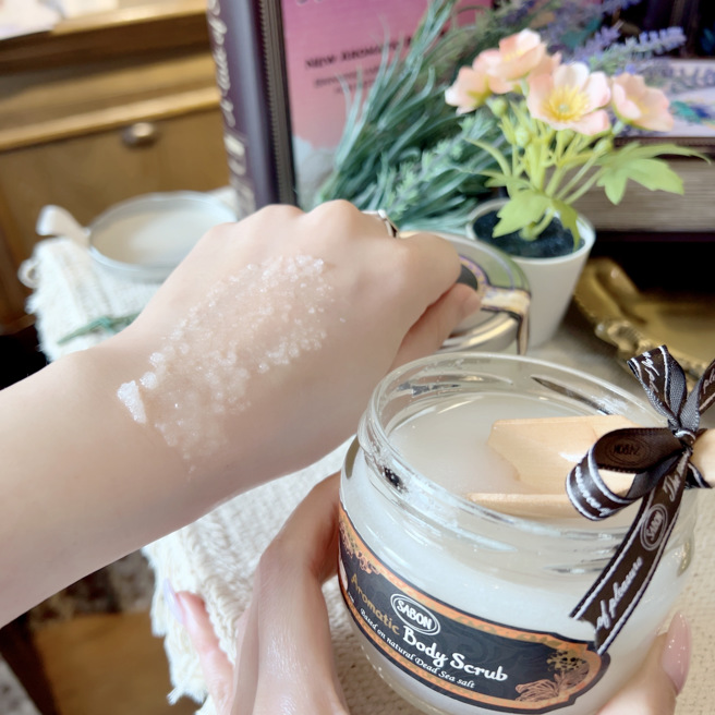 两款皆是由法国芳香疗法专家针对夜晚放松纾压与早晨需要唤醒活力所研发的芳疗型身体磨砂膏。（邱映慈摄）