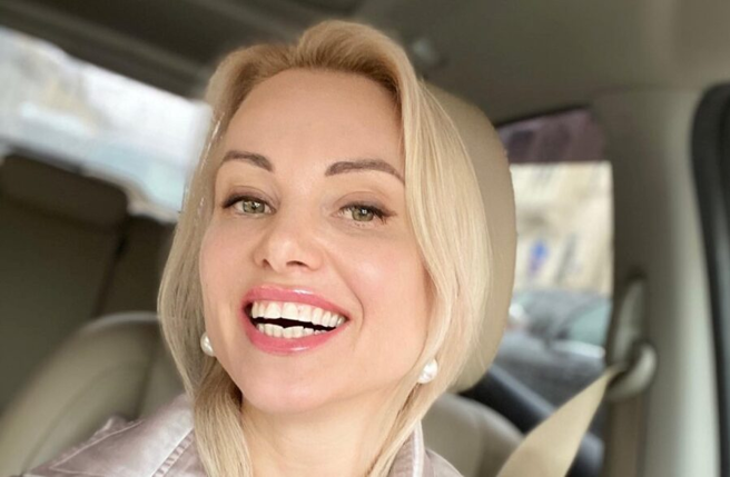 奥薇夏尼可父亲是乌克兰人，母亲是俄罗斯人，她出生于现在属于乌克兰的奥德萨，1岁多时父亲去世，母亲把她带去俄罗斯，她在俄罗斯求学成长， 自认是俄罗斯人。（图／@AliciaSmith987）