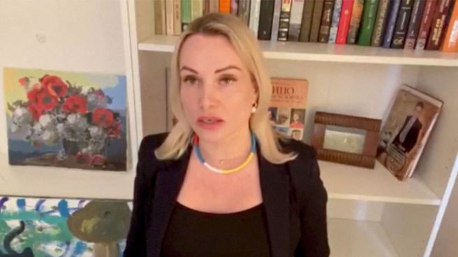 在大家都担心她的安危时，奥薇夏尼可娃在社群网路发布一段预先录好影片说，很遗憾地，过去几年来在《第一频道》工作，为克里姆林宫进行洗脑宣传，令我深以为耻。（图／路透）