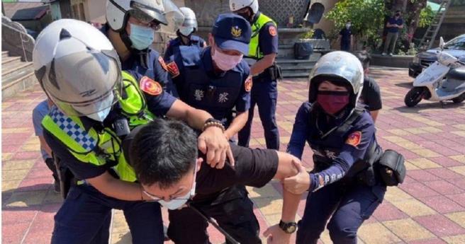 民眾不服取缔驾车衝撞、持刀袭警等情事，造成执法员警受伤情况时有耳闻，为保障第一线同仁安全，警方针对各种执勤常遭遇攻击情境加强训练，增加临场反应力。（图／警方提供）