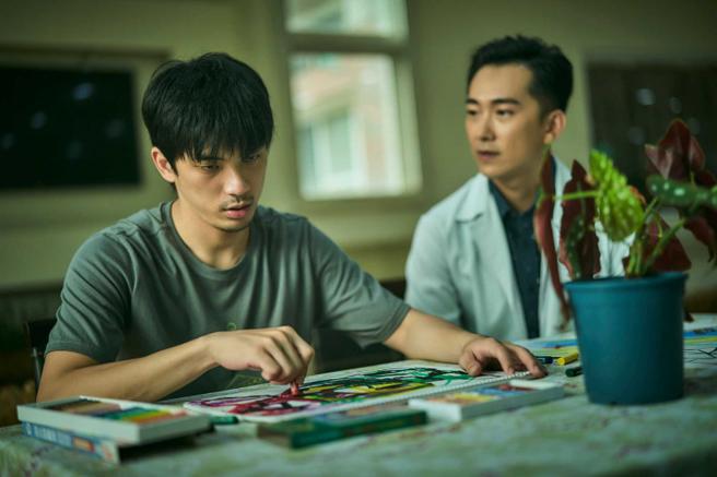 社会观感与现有体制让精神病患难以正常回归社会，成为无人可解的治安未爆弹。(图／取自《我们与恶的距离》)