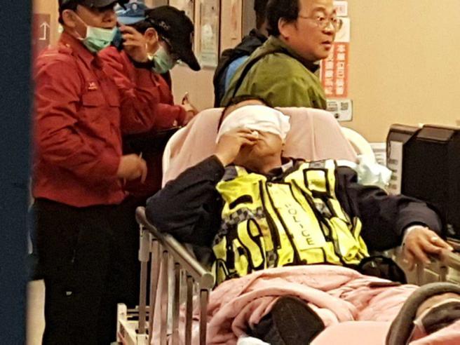 「警察永远不知道，打开门等着我们的是怎样的危机！」图为大湖警分局和兴派出所所长吕页锜处理滋事案件，遭思觉失调病患袭击，头部受伤。(图／报系资料照)