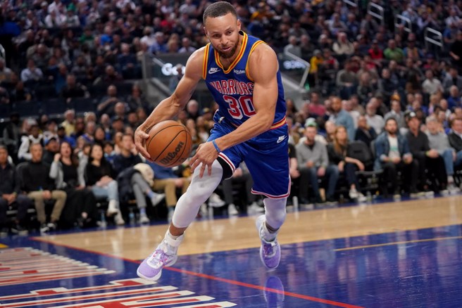 勇士官方认为柯瑞应该可以赶在季后赛开打前归队。(路透资料照)