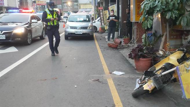 苗栗市中山路、民生街口19日清晨发生刘姓老妇被撞车祸。（读者提供／谢明俊苗栗传真）