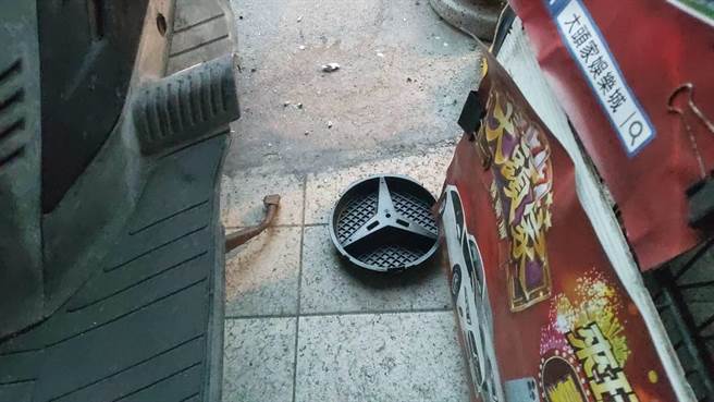 苗栗市中山路、民生街口19日清晨发生刘姓老妇被撞车祸，肇事宾士车标志掉落现场。（读者提供／谢明俊苗栗传真）