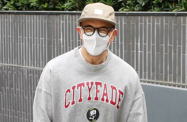 具俊晔今早在工作人员引导下进行採检。（赵双杰摄）