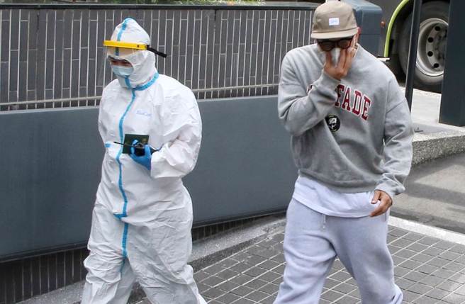 具俊晔今早在工作人员引导下进行採检。（赵双杰摄）