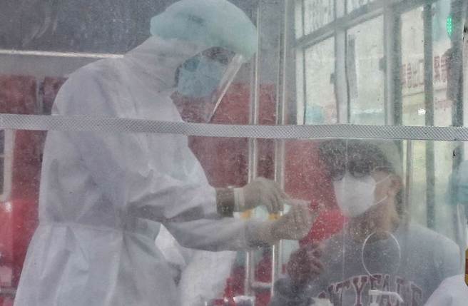 具俊晔进行採检。（赵双杰摄）