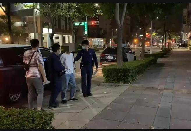 王姓男子未經屋主同意，爬上整修房屋3樓噴漆塗鴉，遭警方依毀損罪送辦。（翻攝照片／石秀華高雄傳真）