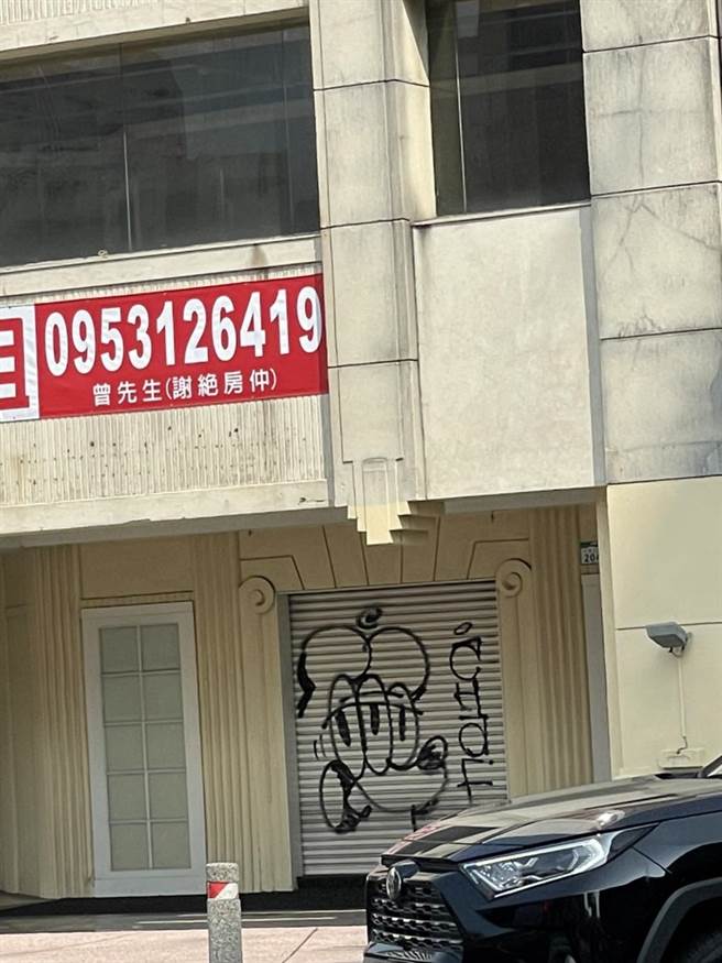 王男在閒置未出租的店面大門噴漆，堅稱是藝術創作。（翻攝照片／石秀華高雄傳真）