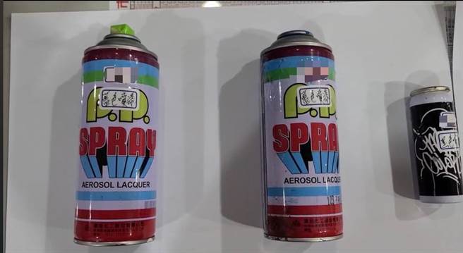警方查扣王男使用的噴漆罐。（翻攝照片／石秀華高雄傳真）