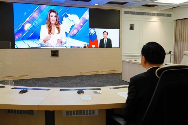 吴钊燮接受「澳洲天空新闻台」节目Credlin主持人Peta Credlin视讯专访。（外交部提供）