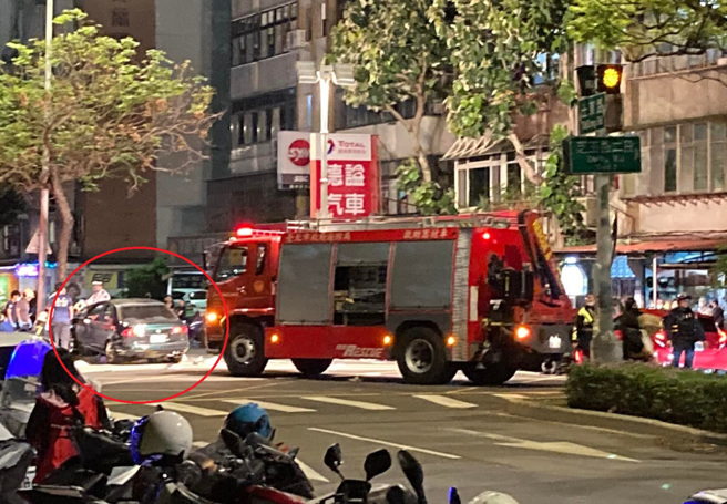 台北市士林区晚间发生一起自小客车高速衝撞行人严重车祸，此车祸造成3民眾受伤，其中1位妇人送医宣告不治 。（翻摄自脸书Gangs of Tian Mu 天母帮）