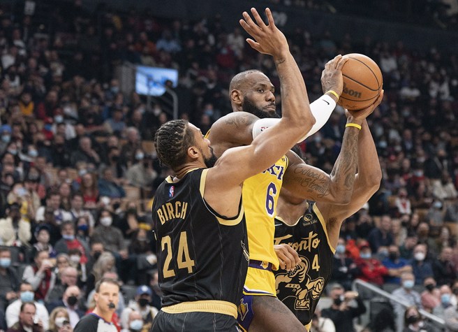 詹姆斯今天拿下36分、9篮板及7助攻的接近大三元数据。(路透)