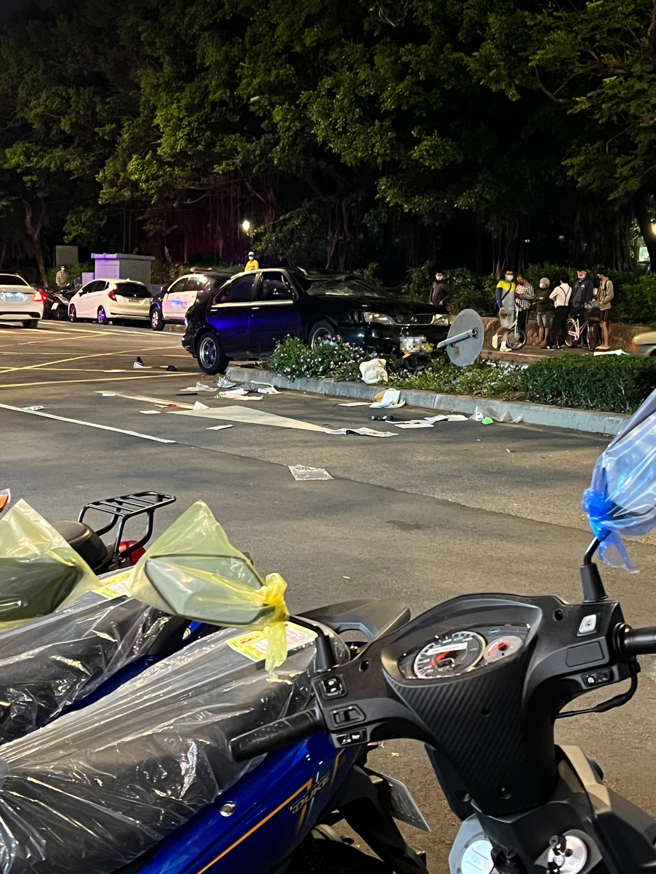 台北市士林区晚间发生一起自小客车高速衝撞行人严重车祸，此车祸造成3民眾受伤，其中1位妇人送医宣告不治 。（陈鸿伟翻摄）