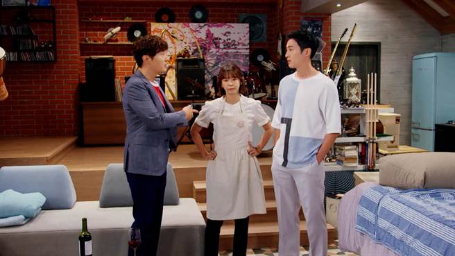 崔成宰（中）与元基俊（右）为沈宜英（左）争风吃醋。（东森提供）