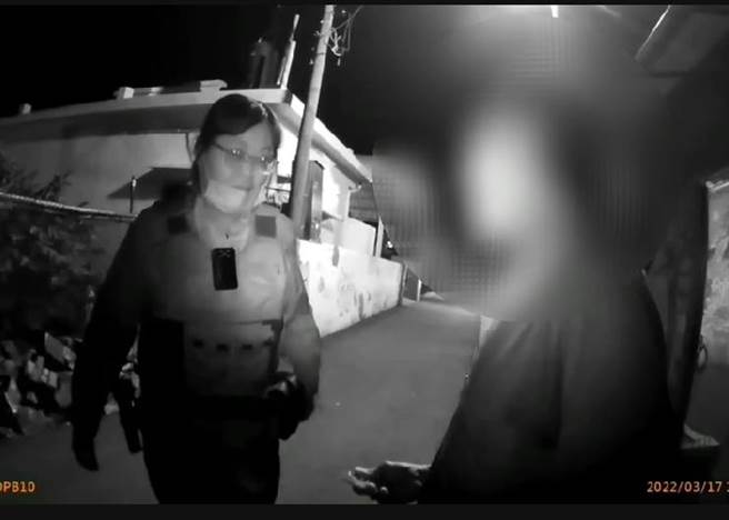 70歲黃姓老翁因被警方查出是通緝犯，拔腿狂奔，逃了百公尺仍被女警查獲。（翻攝照片／石秀華高雄傳真）