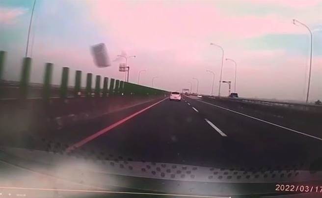 台88快速道路屏東萬丹段17日發生驚悚車禍，駕駛62歲高中女老師遭鐵片砸中，當場死亡。（警方提供／謝佳潾屏東傳真