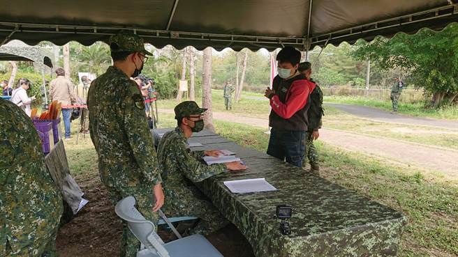原本营区在官田，因模拟战时位置，八军团步兵203旅炮兵营模拟战时位置，选在仁德区丽池公园教召，后备军人19日陆续报到。（程炳璋摄）