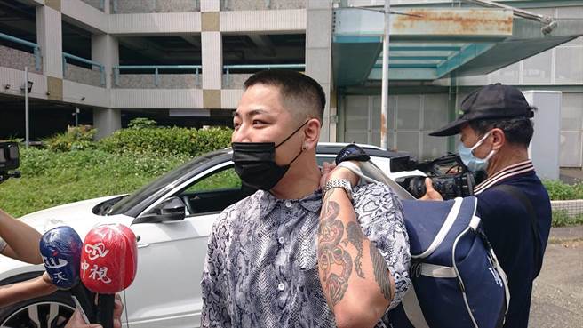 彭姓髮型设计师在朋友播送军歌欢送下报到。（程炳璋摄）