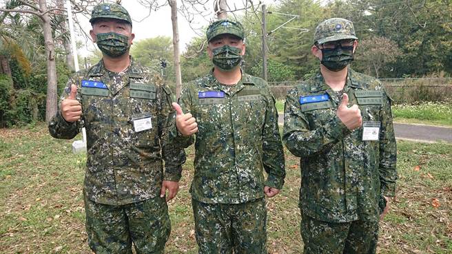 这次教召报到，由中校炮兵营长郭仲川（中）接训，已退伍2年的宋子帆（左）担任召员副营长，鸡排店老板徐健皓（右）已第2次收到教召令，担任下士副炮长。（程炳璋摄）