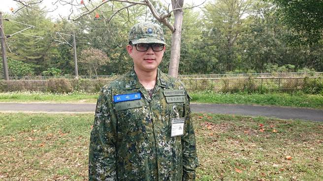 鸡排店老板徐健皓收到教召通知，乾脆店休半个月，自己入伍期间，老婆也可以休息陪小孩。（程炳璋摄）