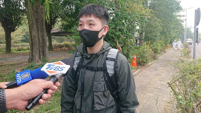 作手机维修的李姓民眾退伍3年多，已第2次收教召令入伍，他表示心情平静，赶快教召完，以后就没事。（程炳璋摄）