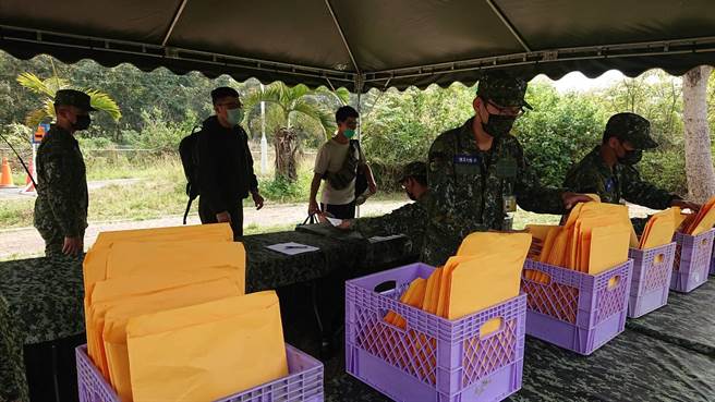 八军团步兵203旅炮兵营教召，收到通知的民眾19日上午陆续报到。（程炳璋摄）