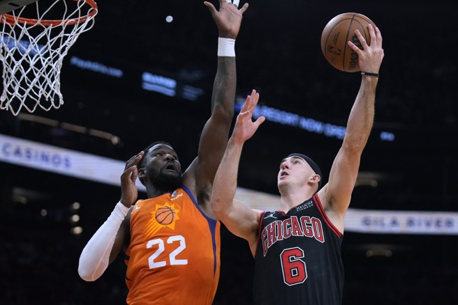 公牛後衛卡魯索(右)的上籃遭到太陽中鋒艾頓封阻。(美聯社)