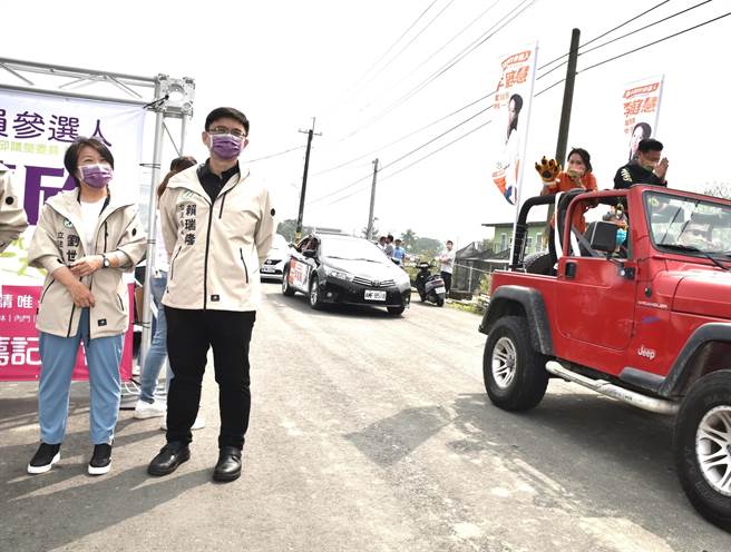 民進黨高雄市黨部主委趙天麟（右上）與高雄市議員參選人李庭慧的車隊19日恰巧經過同黨市議員參選人林慧欣的造勢現場，左起為同黨立委劉世芳與賴瑞隆。（林瑞益攝）