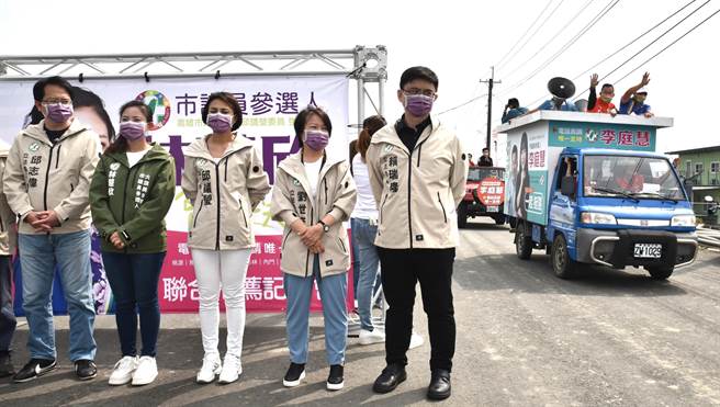 民進黨市議員參選人李庭慧的車隊經過美濃區造勢會場，同黨市議員參選人林慧欣（左二）、立委邱議瑩等人表情僵硬。（林瑞益攝）