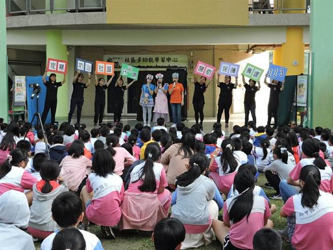 高雄市社會局推動防暴社區不遺餘力。（高雄市社會局提供／林瑞益高雄傳真）