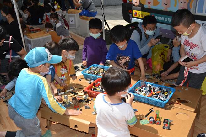 臺北大學社科院透過二手玩具回收再利用的概念，與玩具圖書館協會舉辦「北大玩具節」，今舉行第五屆活動吸引超過1200名親子參與。（蔡雯如攝）
