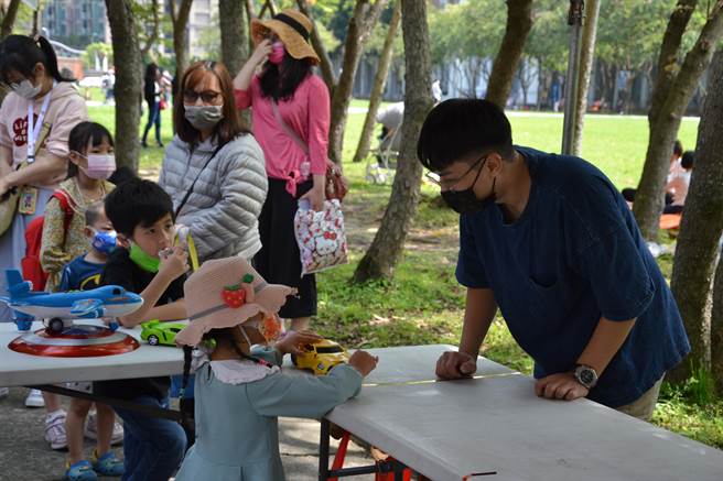 臺北大學社科院透過二手玩具回收再利用的概念，與玩具圖書館協會舉辦「北大玩具節」，今舉行第五屆活動吸引超過1200名親子參與。（蔡雯如攝）
